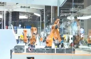 首届中国国际进口博览会 智能及高端装备展区机器人精彩亮相，引领技术开发新浪潮